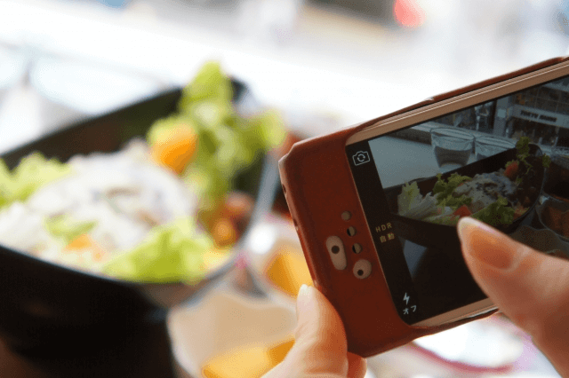 iPhone など、スマホやタブレットで撮った写真をホームページに掲載するには、写真をまずパソコンに移動します。あとは、その写真をimg タグでホームページに掲載するだけですよ